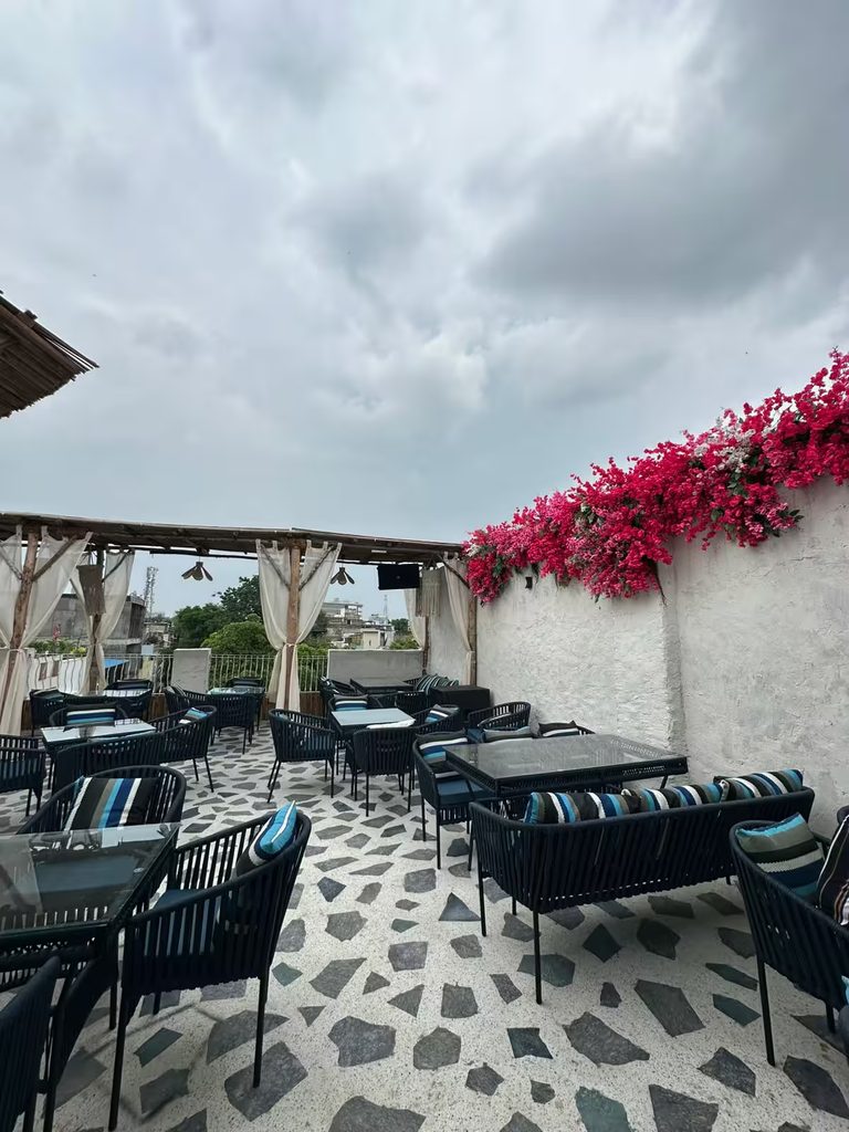 Rooftop Restaurants in Delhi: 10 Best Places for a Memorable Dining Experience 20 Rooftop Restaurants in Delhi: Breathe Sky Lounge